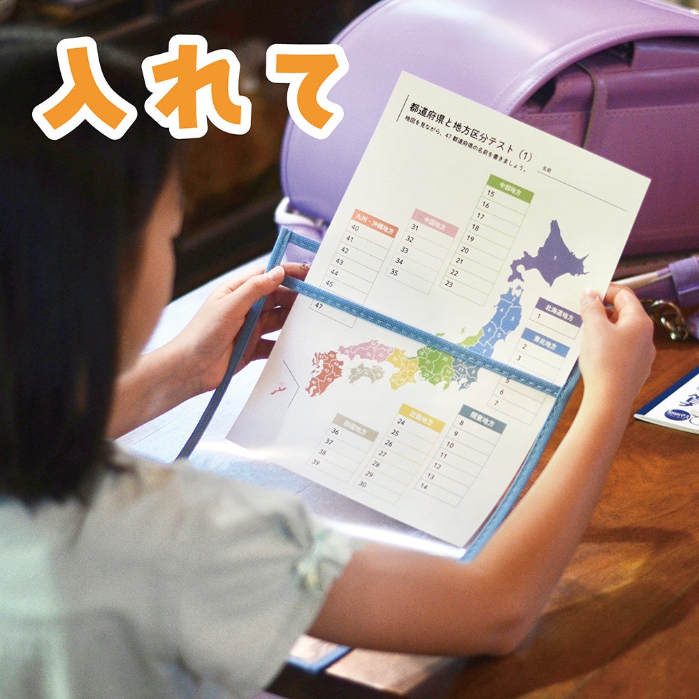 上からプリントを差し込む使用例。対応する紙は297×210mmまで。